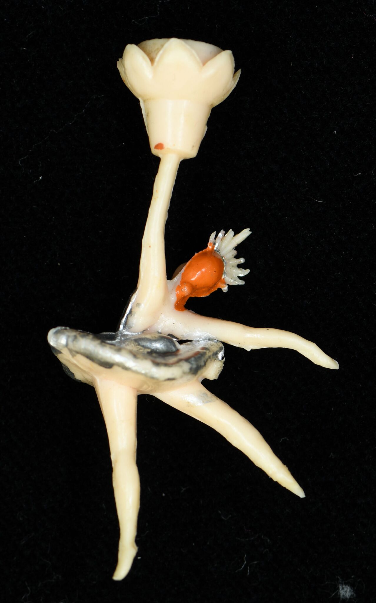 Plastic Ballet Figurine / Figurine de ballet en plastique